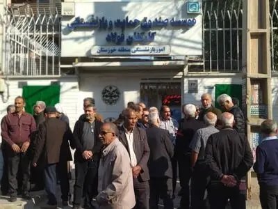 تجمع جمعی از بازنشستگان فولاد در اهواز/بازنشستگان: صندوق مقابل ما قرار گرفته است