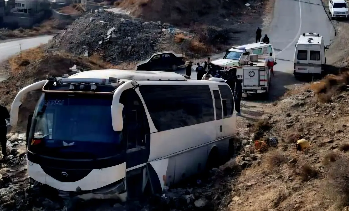 امدادرسانی به ۳۲ سرنشین حادثه واژگونی اتوبوس جاده هراز