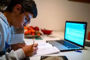 بعد از پایان جنگ، سقف آموزش حضوری دانش‌آموزان را باید افزایش دهیم