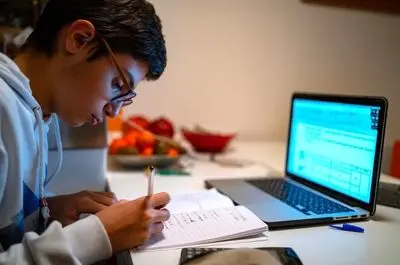 بعد از پایان جنگ، سقف آموزش حضوری دانش‌آموزان را باید افزایش دهیم