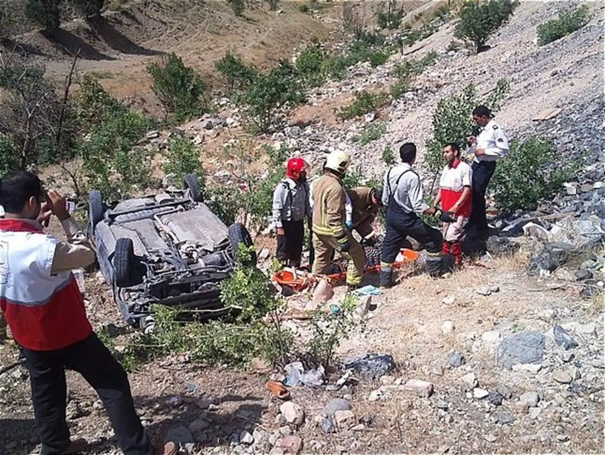 نجات سرنشینان دو خودرو پس از سقوط به دره