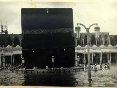 عکسی از کعبه در سیل مکه
