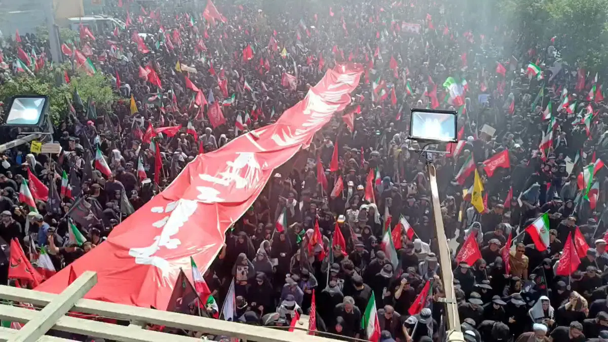 بنر چند متری در دستان مردم حاضر در تشییع امام شهید: ترامپ را می‌کشیم + فیلم
