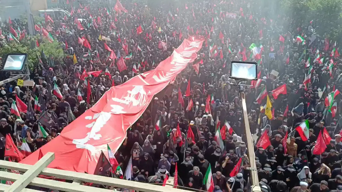 بنر چند متری در دستان مردم حاضر در تشییع امام شهید: ترامپ را می‌کشیم + فیلم