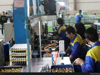 خبرِ تعدیل ۱۰۰ هزار کارگر نگران‌کننده است/وزارتخانه‌های صنعت و کار به موضوع کارگرانِ قطعه‌ساز ورود کنند