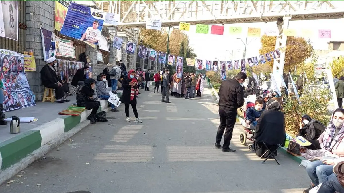 سومین روز تجمع خانواده‌های بیماران SMA مقابل مجلس