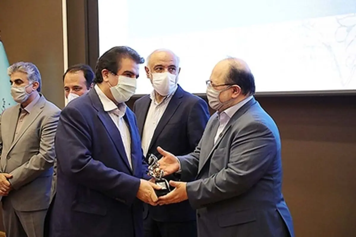 بانک رفاه کارگران موفق به دریافت نشان درخشان جهش تولید و بهره‌وری سازمان شد