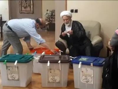 حجت‌الاسلام کروبی آرای خود را به صندوق‌ انداخت + تصاویر