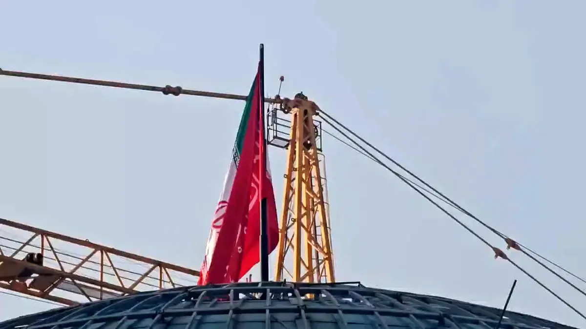 پرچم یالثارات‌ الحسین بر فراز گنبد مصلی تهران + فیلم