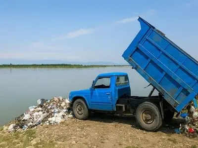 تخلیه زباله توسط دهیاری در حاشیه رودخانه سفیدرود/محیط زیست اعلام جرم کرد