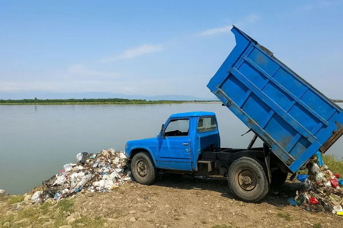تخلیه زباله توسط دهیاری در حاشیه رودخانه سفیدرود/محیط زیست اعلام جرم کرد