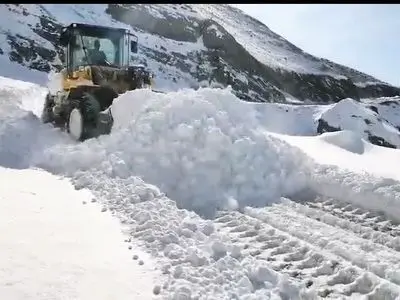 ریزش بهمن در محور روستایی دروان و پاکسازی مسیر توسط راهداران کرج