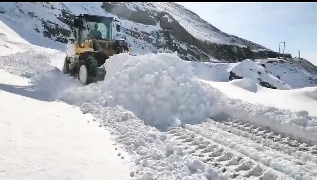 ریزش بهمن در محور روستایی دروان و پاکسازی مسیر توسط راهداران کرج