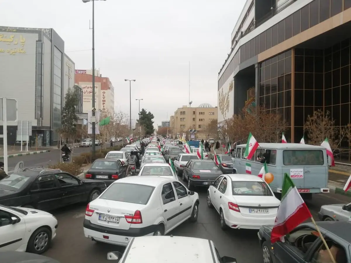راهپیمایی بزرگ خودرویی ۲۲بهمن در قم زیر بارش باران 