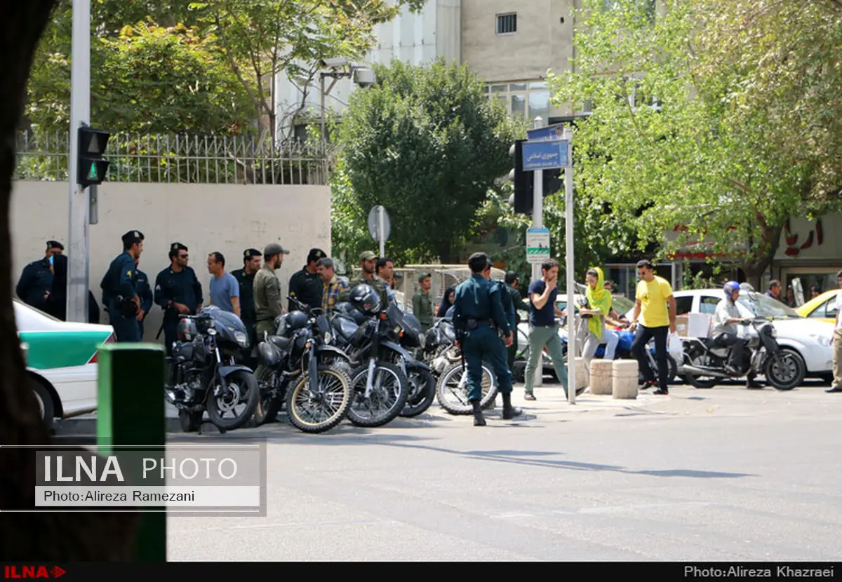 گروهی از جریانهای تندرو مقابل سفارت انگستان تجمع کردند+عکس