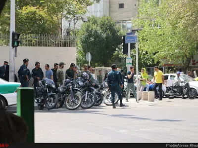 گروهی از جریان‌های تندرو مقابل سفارت انگستان تجمع کردند+عکس