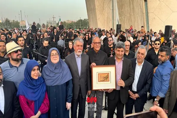 ارکستر سمفونیک تهران برای ایران خواند/ تجلیل از نصیر حیدریان