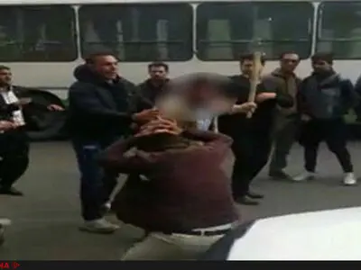 ضرب‌وشتم دستفروشِ میاندوآبی توسط ماموران سد معبر/ روابط عمومی شهرداری میاندوآب: مامور متخلف برکنار شد