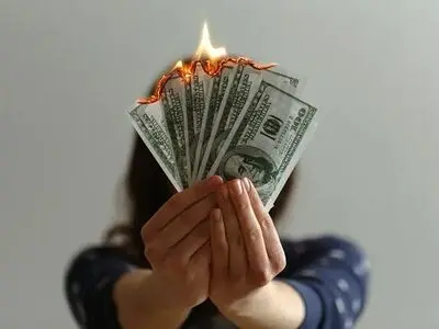 ۱۰ عادت رایج که بی‌سروصدا پول‌تان را هدر می‌دهند