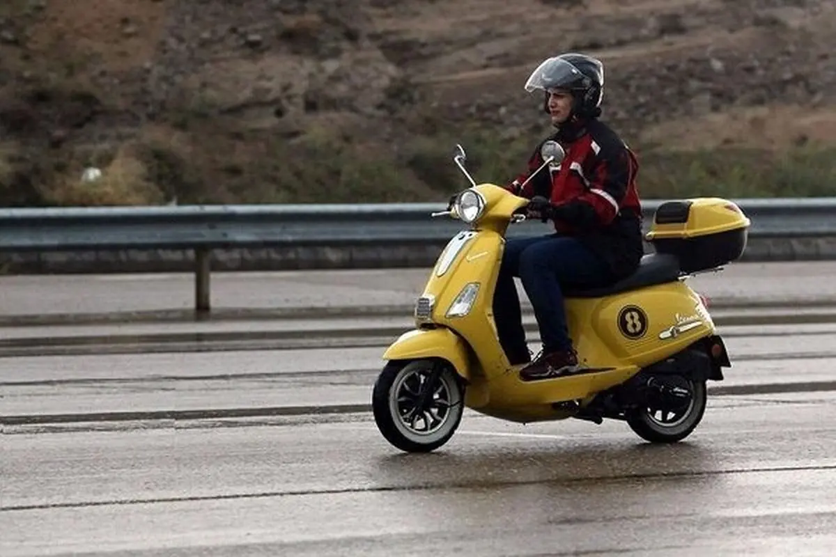 حمله روزنامه شهرداری تهران به صدور گواهینامه موتورسیکلت زنان