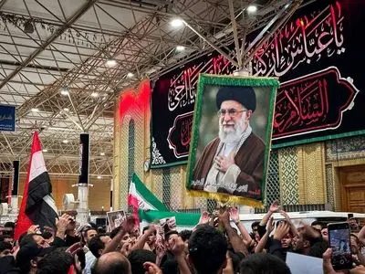انطلاق التشييع الشعبي لقائد الثورة الشهيد الامام الخامنئي من مجسر الكوفة في النجف الأشرف
