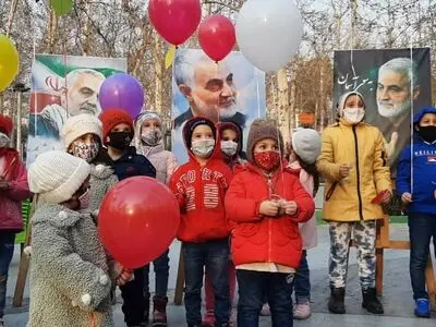 پرواز دلنوشته‌های کودکان در آسمان پایتخت به یاد سردار سلیمانی