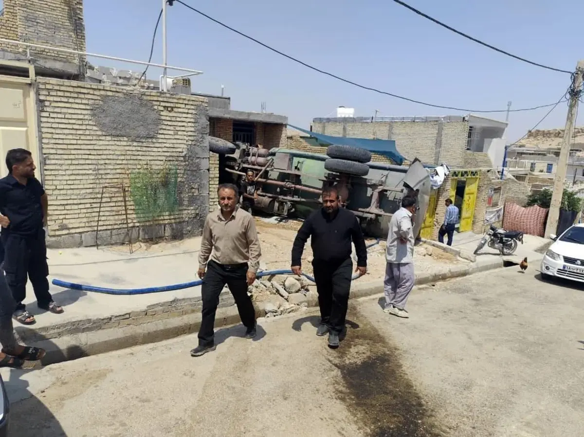 تنش آبی در باغملک حادثه آفرید/ تخریب یک خانه در اثر واژگونی خودروی تانکر آب