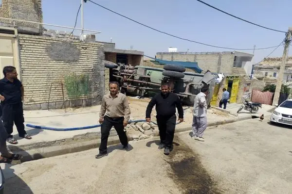 تنش آبی در باغملک حادثه آفرید/ تخریب یک خانه در اثر واژگونی خودروی تانکر آب