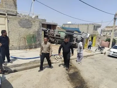 تنش آبی در باغملک حادثه آفرید/ تخریب یک خانه در اثر واژگونی خودروی تانکر آب