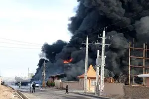 تصویری از شدت آتش سوزی سردخانه ای در اردبیل + فیلم