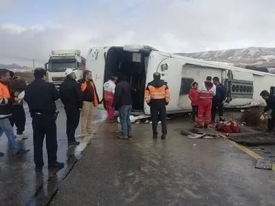 واژگونی اتوبوس در جاده اردبیل با ۱۹ مصدوم

