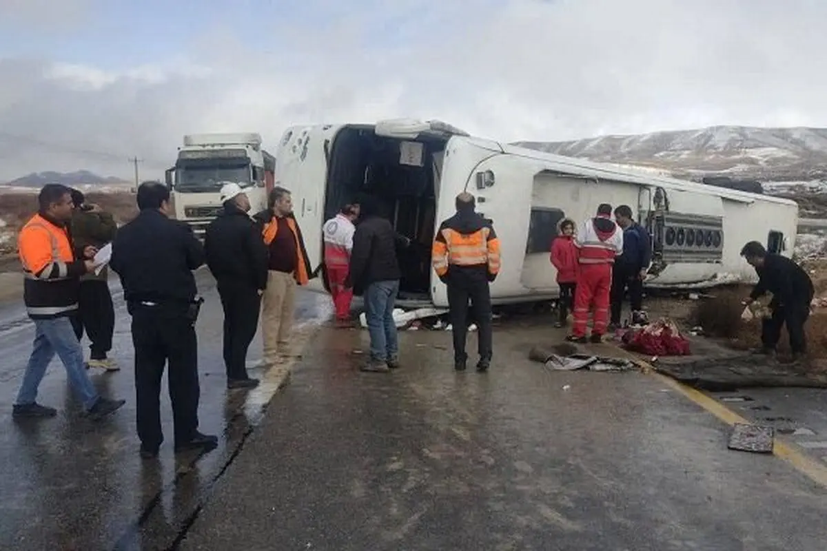 واژگونی اتوبوس در جاده اردبیل با ۱۹ مصدوم


