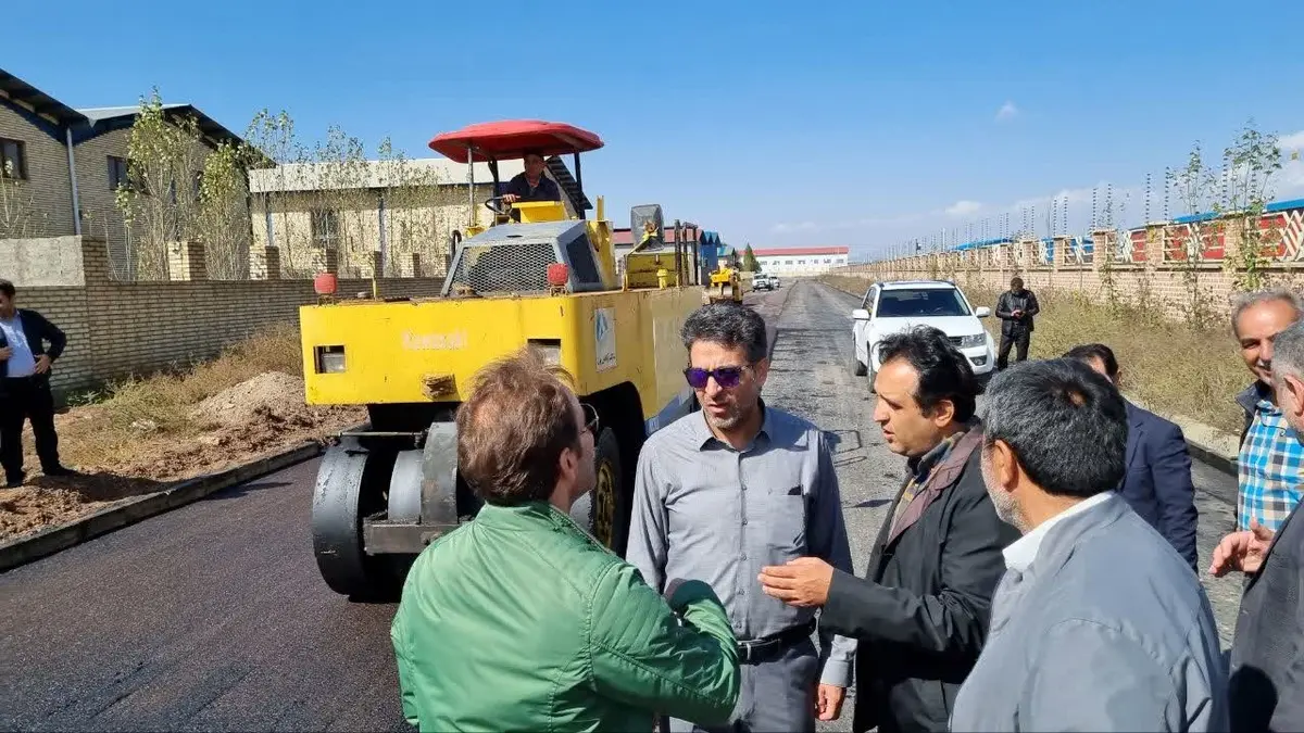 ادامه روند آماده سازی و آسفالت‌ریزی خیابان‌های شهرک صنعتی ۲ اردبیل