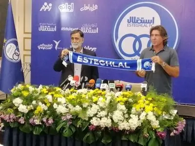 لحظه عقد قرارداد ساپینتو با استقلال