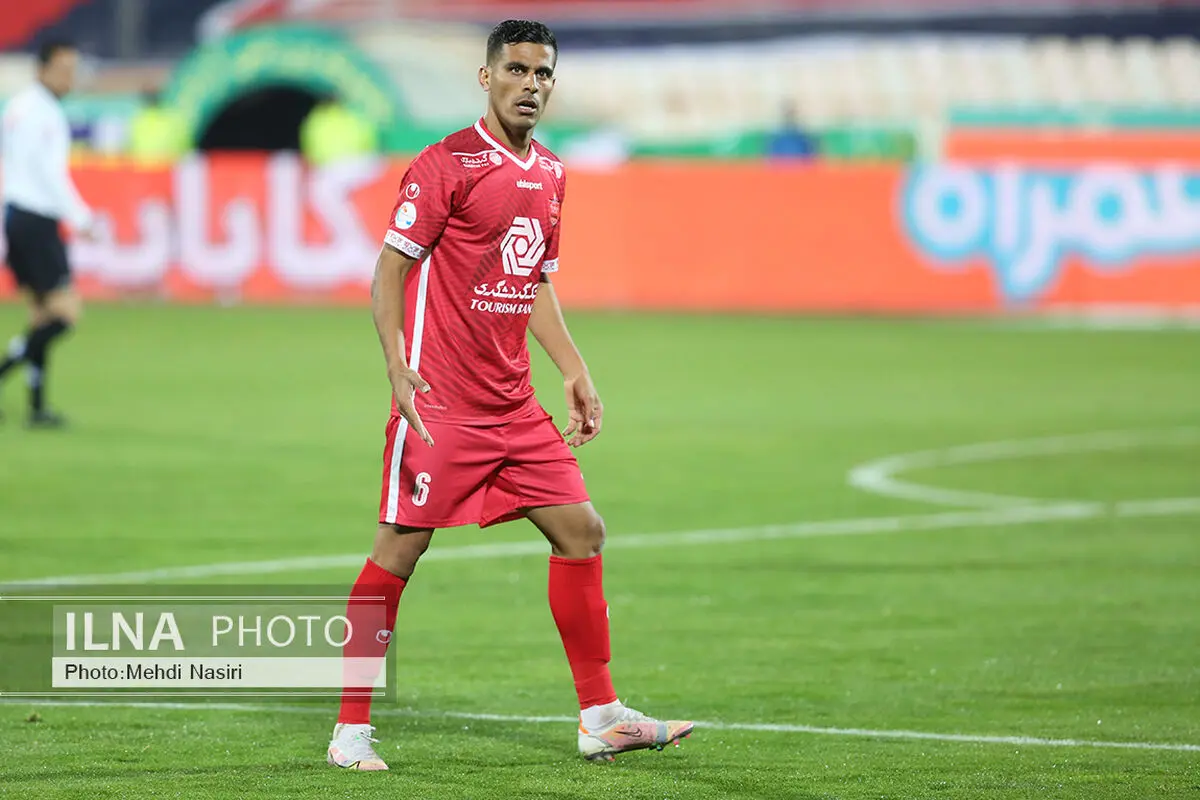 ویدیو: مدافع مصدوم پرسپولیس تماشاگر بازی نفت مسجد سلیمان