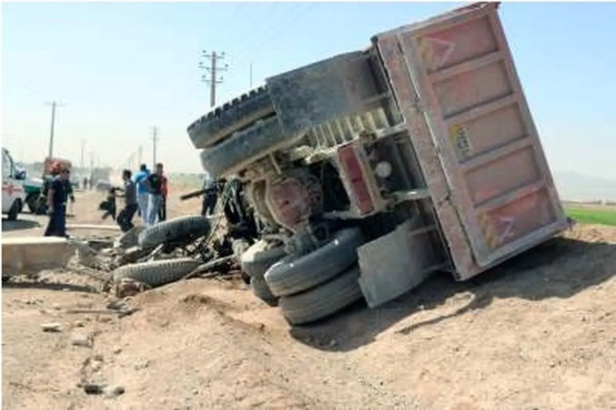 2 فوتی؛ حاصل برخورد کامیون با تیر چراغ برق در جاده اراک - قم