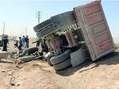 2 فوتی؛ حاصل برخورد کامیون با تیر چراغ برق در جاده اراک - قم