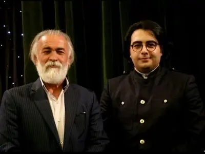 آوازخوانی یک پدر در مراسم تجلیل از پسر هنرمندش