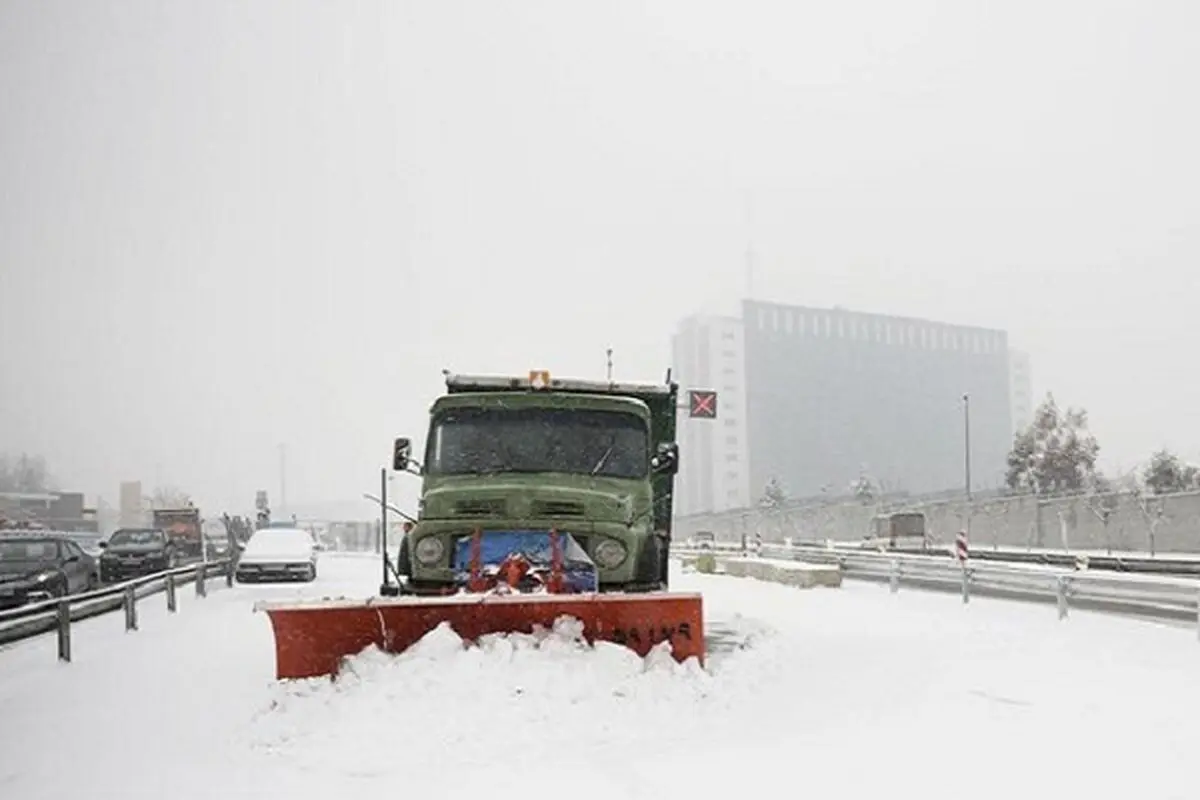 خدمت‌رسانی ۱۱ هزار نفر با ۲ هزار دستگاه ماشین‌آلات برف‌روبی در تهران 
