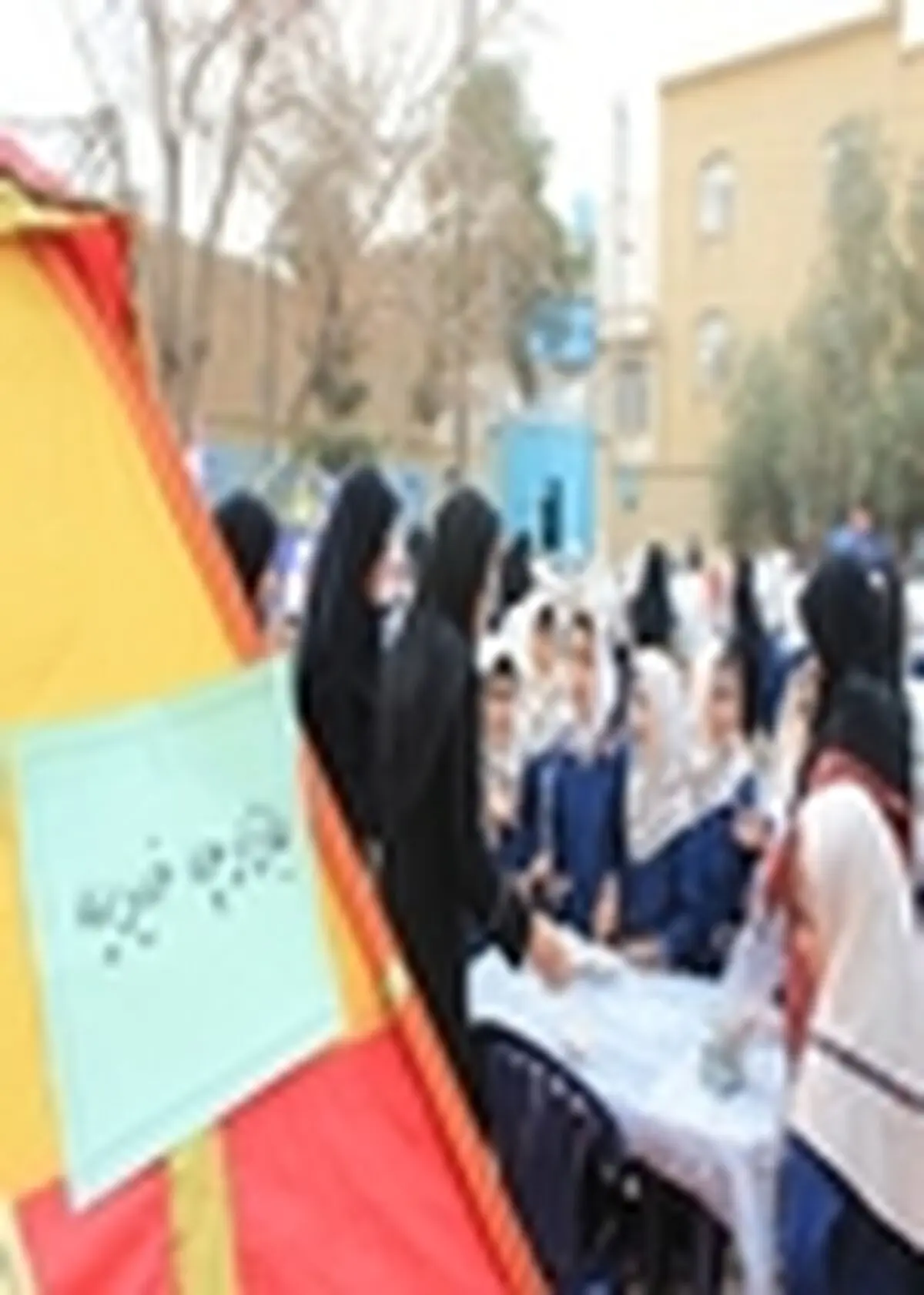 دانش آموزان کاشانی برای کمک به کودکان سرطانی بازارچه خیریه برپا کردند