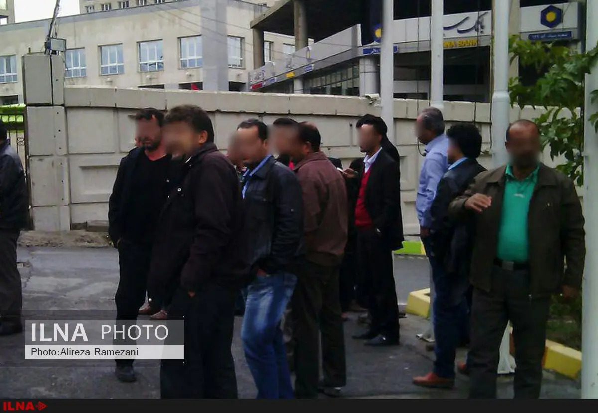 تجمع کارگران سیمان لوشان در مقابل دفتر بنیاد مستضعفان