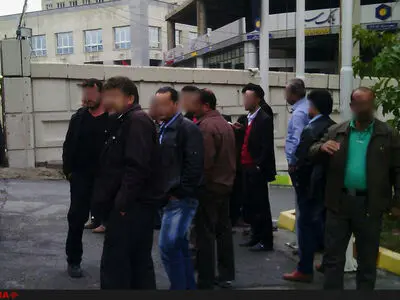 تجمع کارگران سیمان لوشان در مقابل دفتر بنیاد مستضعفان