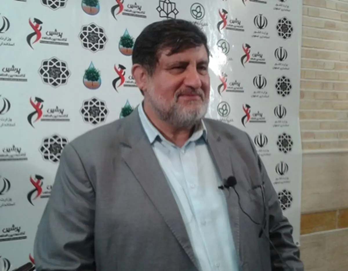 امدادگران با کوله‌پشتی‌ قطعاتی از اجساد سرنشینان هواپیما را به پایین منتقل کردند