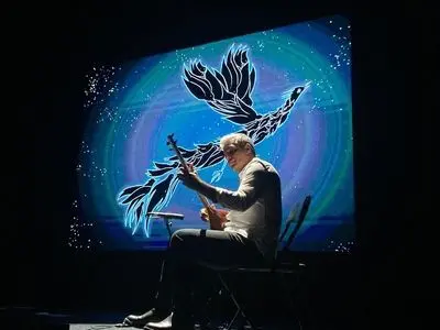 آریا عظیمی‌نژاد، «عشق در گذر دوران» را در پاریس روی صحنه برد