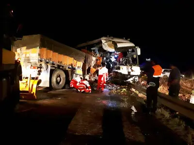 29 مصدوم و یک فوتی در اثر تصادف اتوبوس و کامیون در جاده سرچم