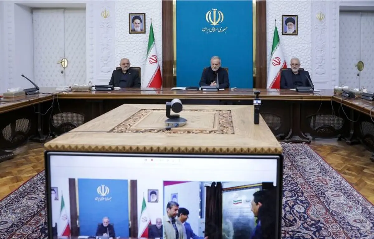 پزشکیان فاز نخست نیروگاه خورشیدی فولاد مبارکه اصفهان را افتتاح کرد