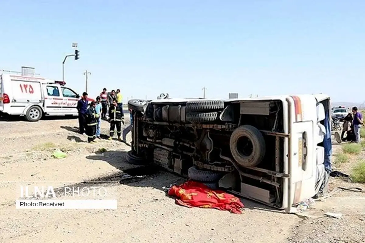 مصدومیت ۶ کارگر کارخانه کاشی در واژگونی مینی‌بوس