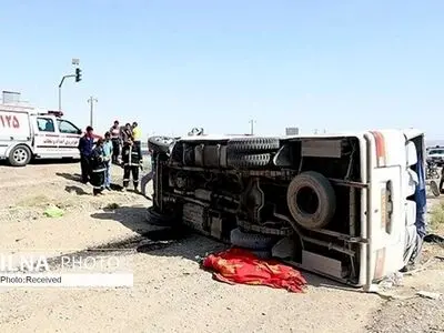 واژگونی مینی‌بوس در یزد ۹ کارگر را راهی بیمارستان کرد