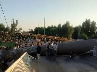 تکرار حادثه سقوط جرثقیل در پروژه پل شهدای اروند/ کارگران جان سالم بدر بردند