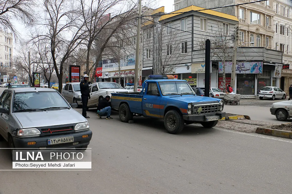 پدیده پارک خودرو وسط بلوار در هیچ جای دنیا مرسوم نیست/خودروهای متخلف تا 72 ساعت توقیف می‌شوند